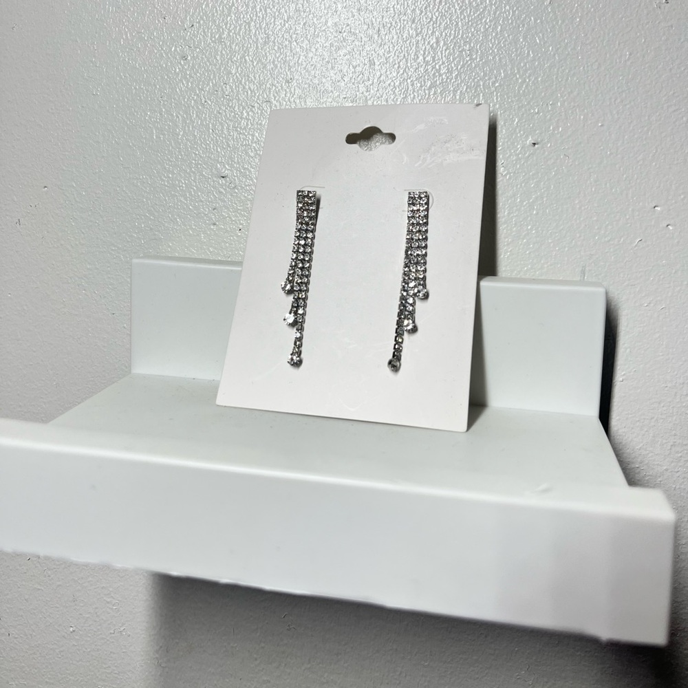 BRAND NEW Elegant Silver Dangle Earrings